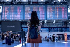 Voyage d'une femme seule devant le babillard de l'aéroport - Jan Vasek de Pixabay