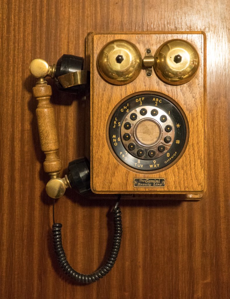 téléphone ancien sur le SteamShip