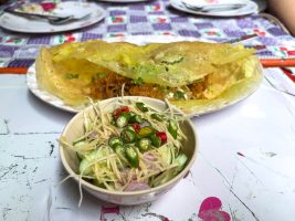 Kanom Bueang Yuan - Crêpe croustillante et salade en food tour en Thaïlande