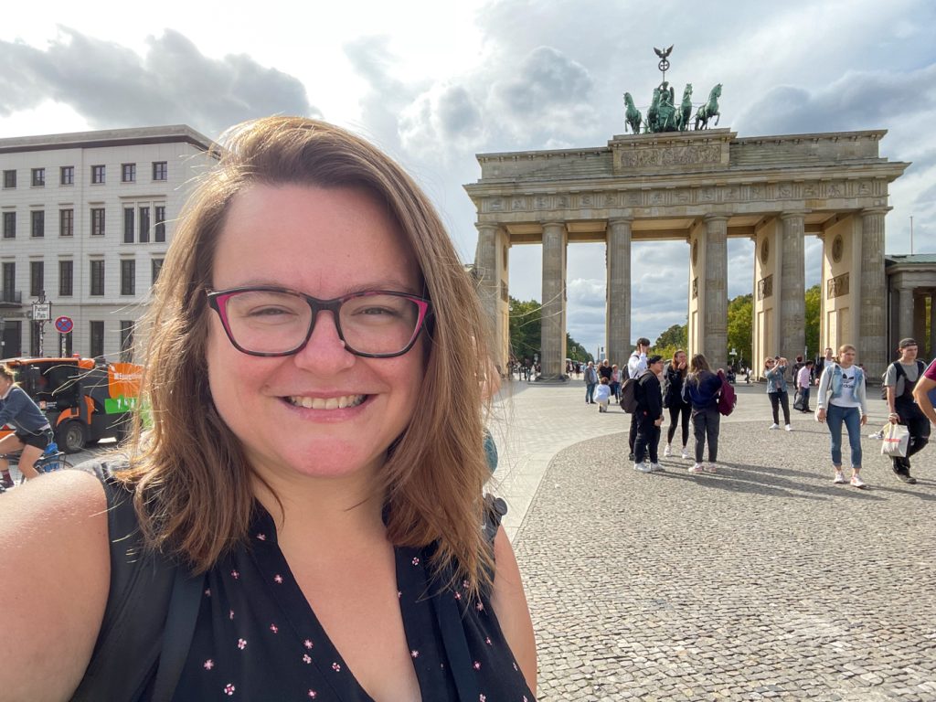 Jennifer en Allemagne devant le Brandenburger Tor à Berlin