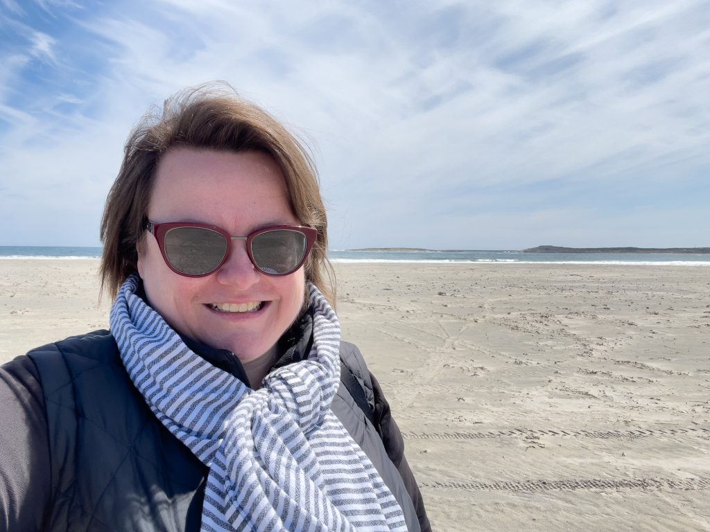 Jennifer à la plage à Terre-Neuve