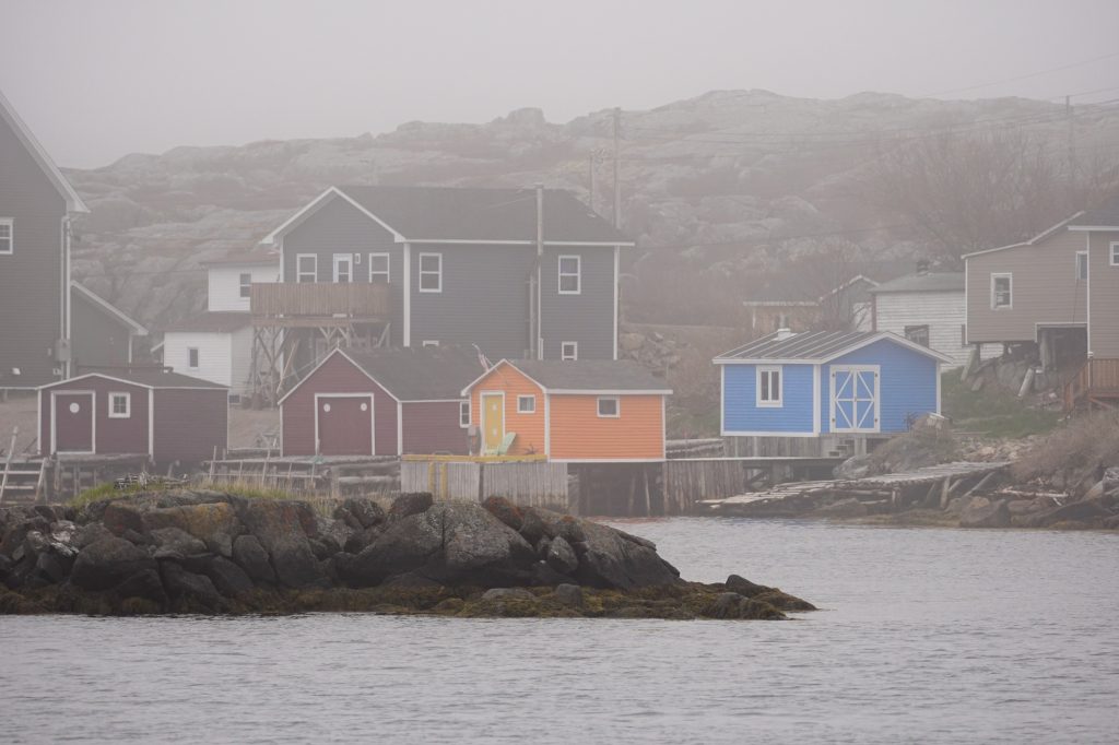 Maisons dans le brouillard à Fogo, Newfoundland