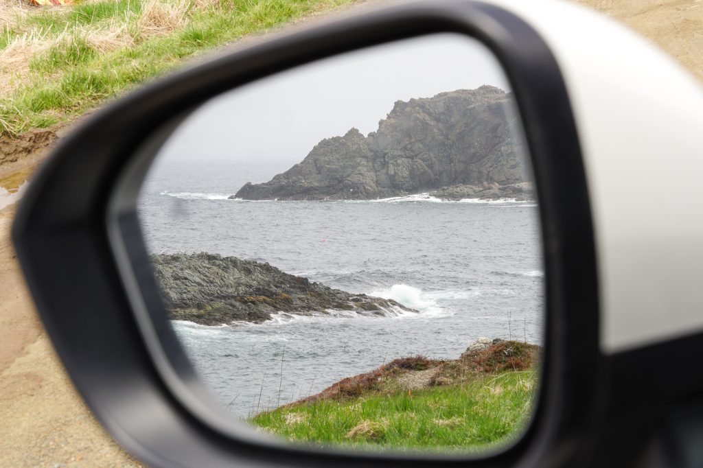 Vues des falaises dans le rétroviseur de la location d'auto