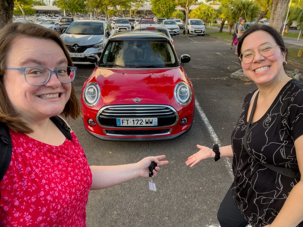 Jennifer devant la location de voiture en Guadeloupe avec Discovercars