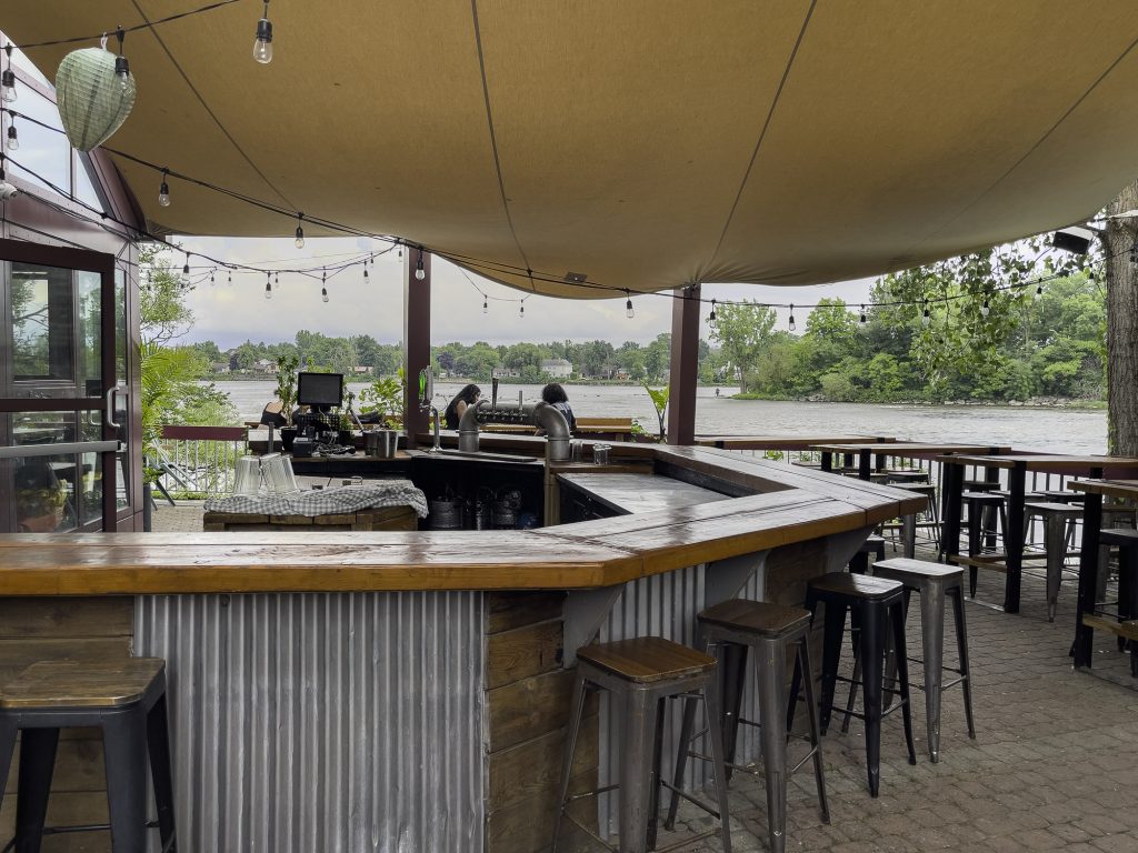 Terrasse du Bâtiment B de l'île des Moulins