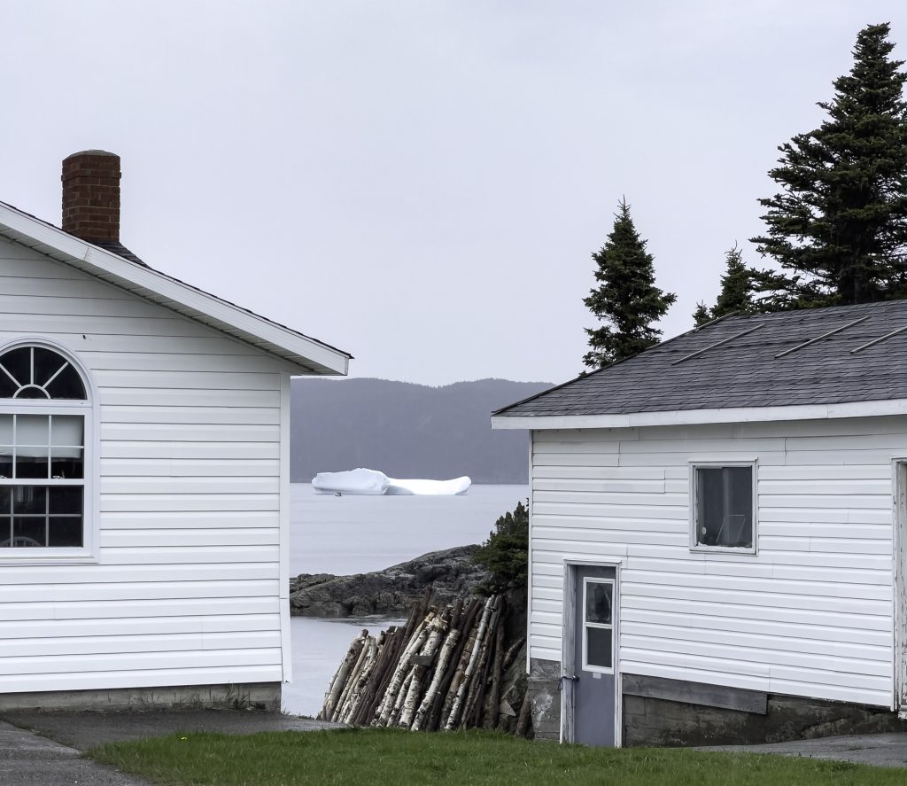 Iceberg entre des maisons