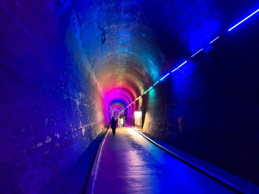 Tunnel illuminé à Niagara Falls