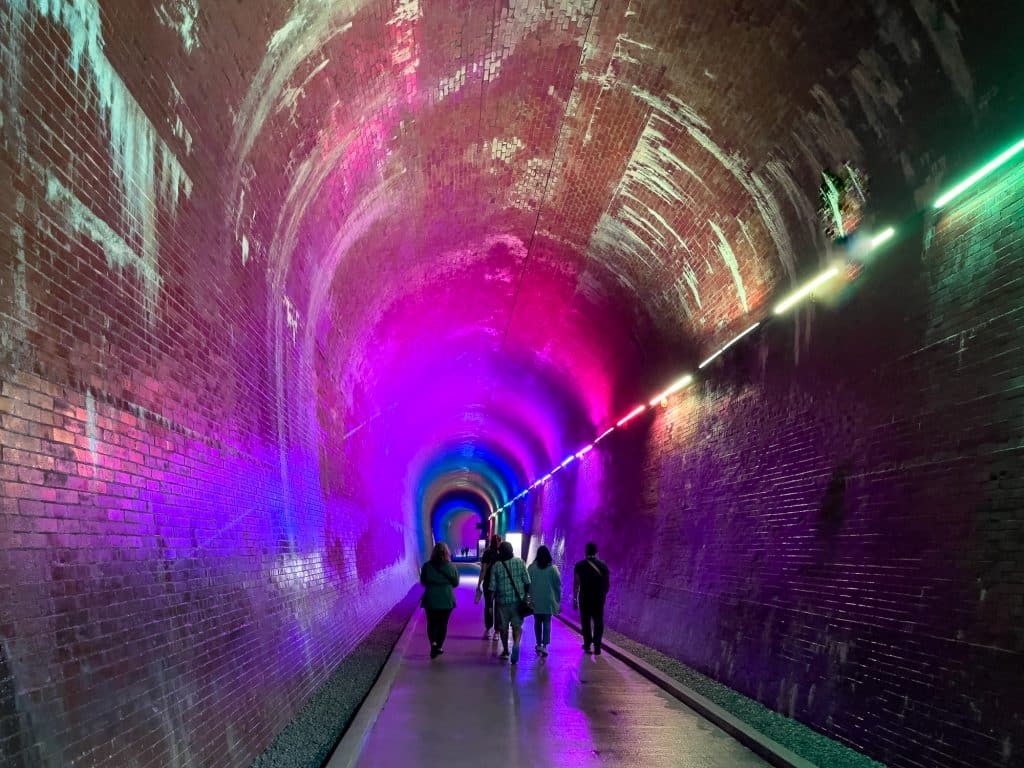 Tunnel illuminé vers les chutes