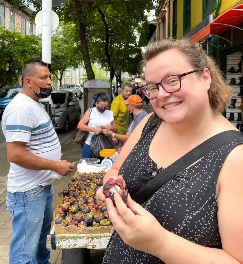 Jennifer devant un kiosque de street food en Colombie