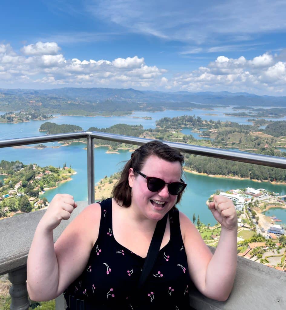 Jennifer fière au sommet à Guatape