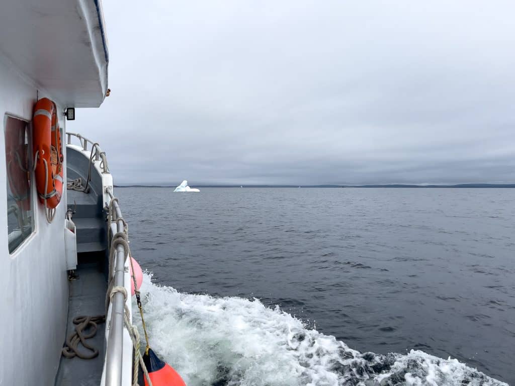 Iceberg au loin - Terre-Neuve-et-Labrador