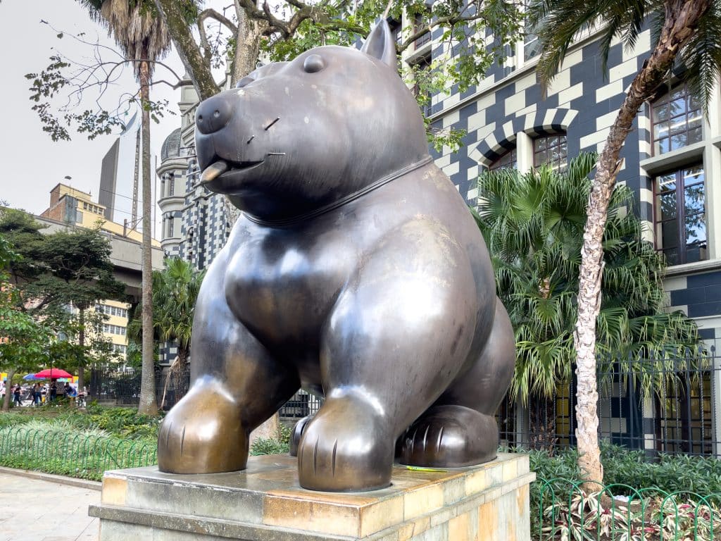 Sculpture de chien de Botero en Colombie