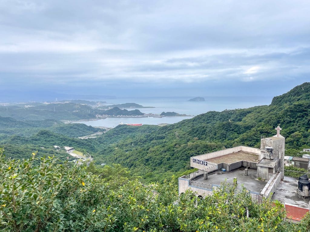 Vue de Jiufen sur la mer