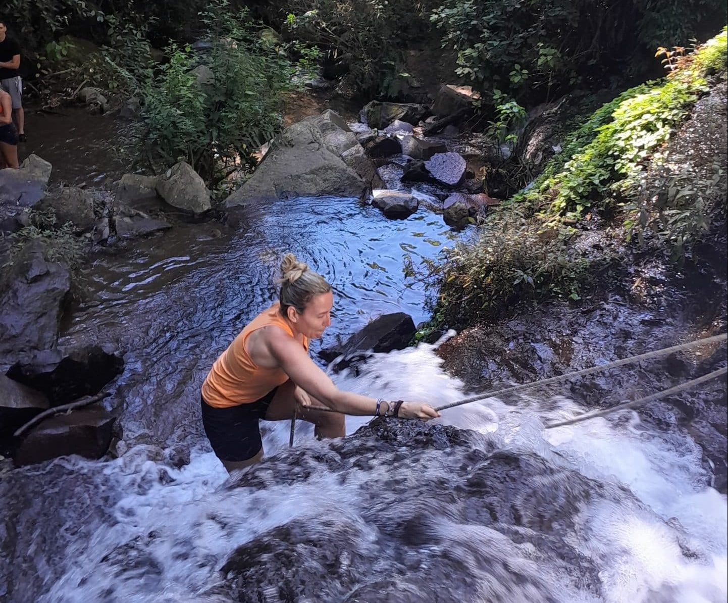 Claudia qui monte une chute en randonnée - Voyage au Salvador