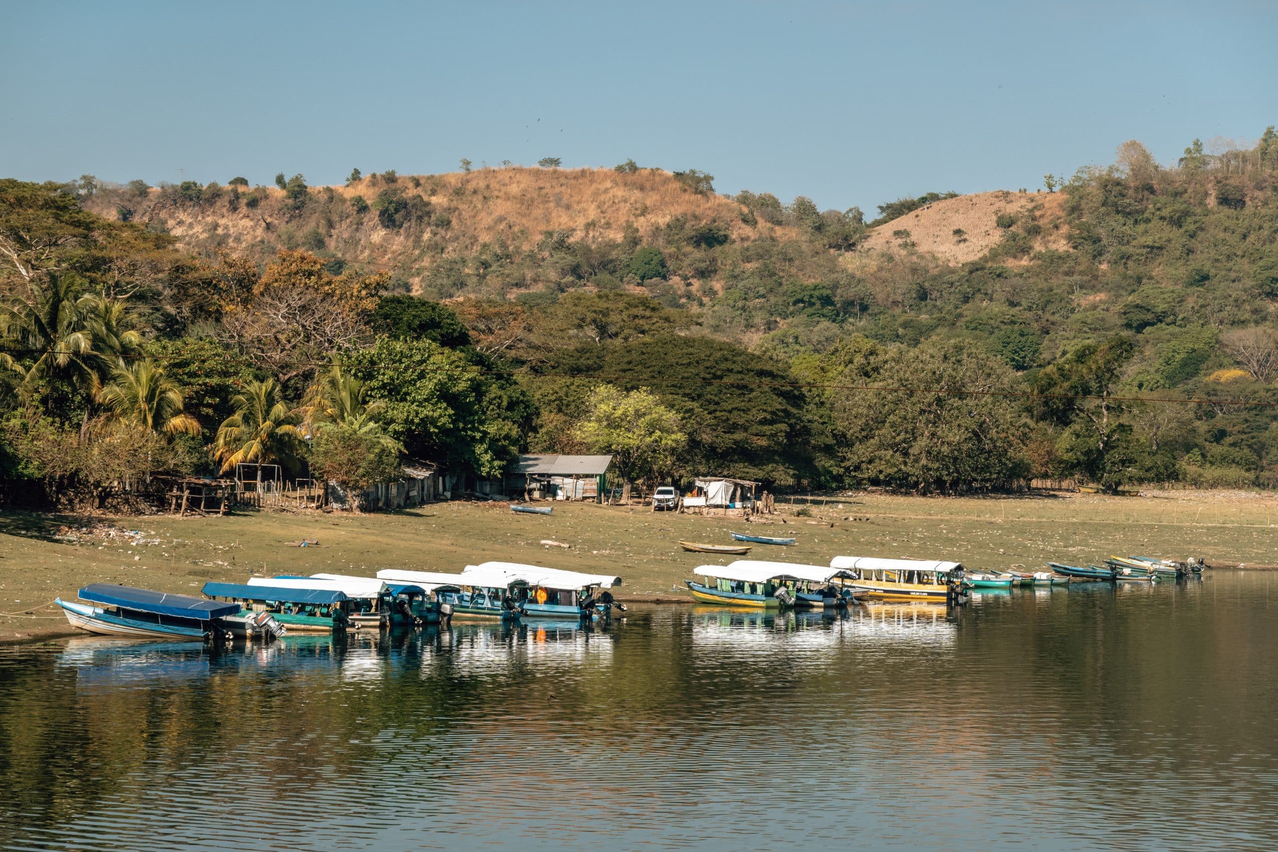 Bateaux au bord de l'eau- Voyage au Salvador