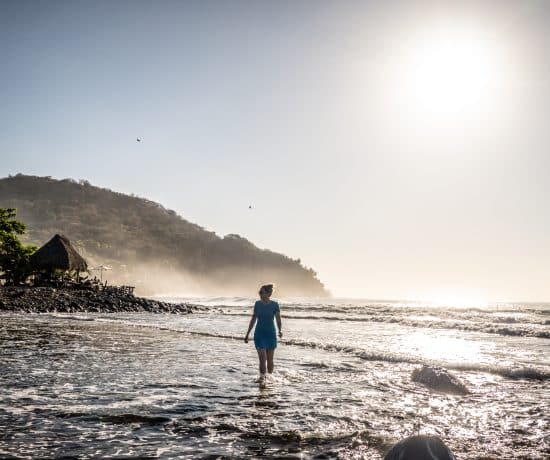 La plage d'El Zonte au Salvador par Claudia Matteau