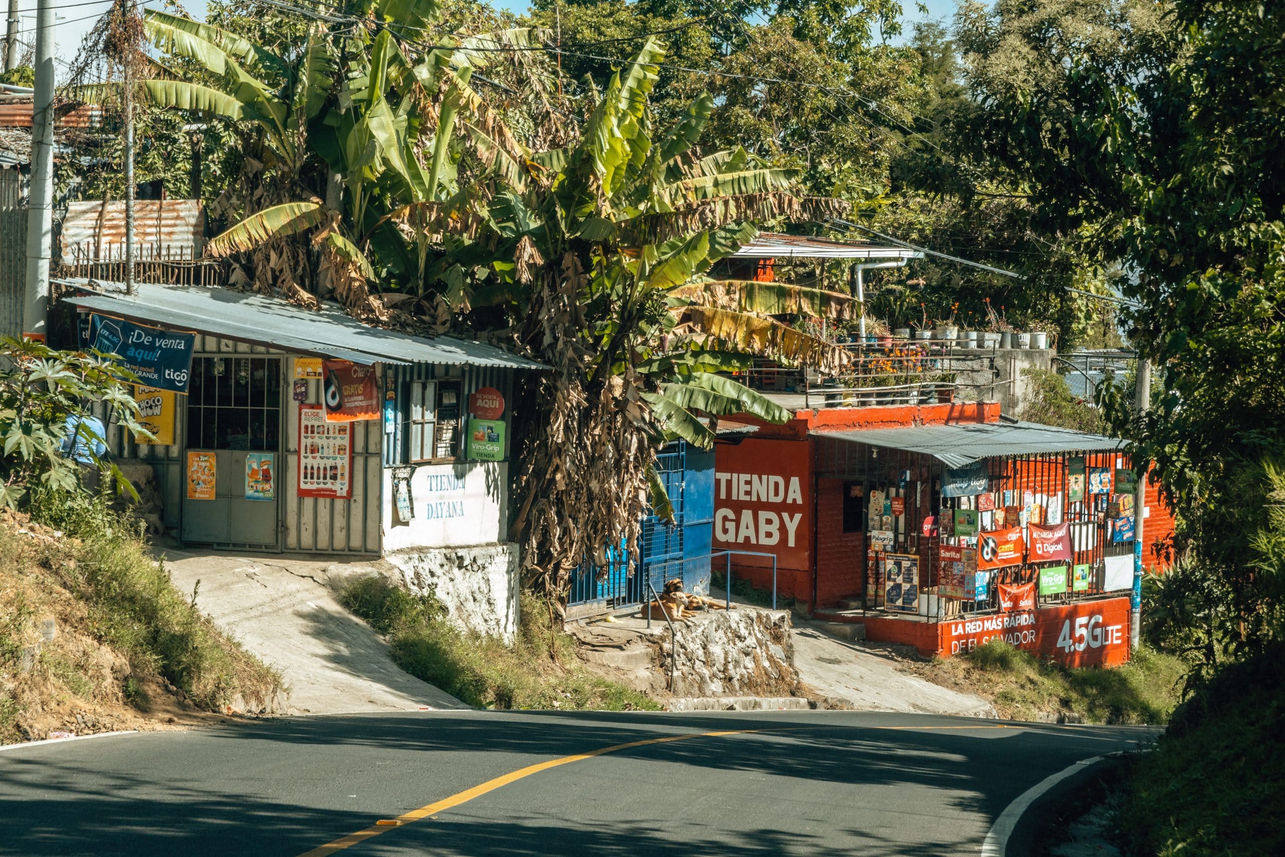 Route avec boutiques - Voyage au Salvador