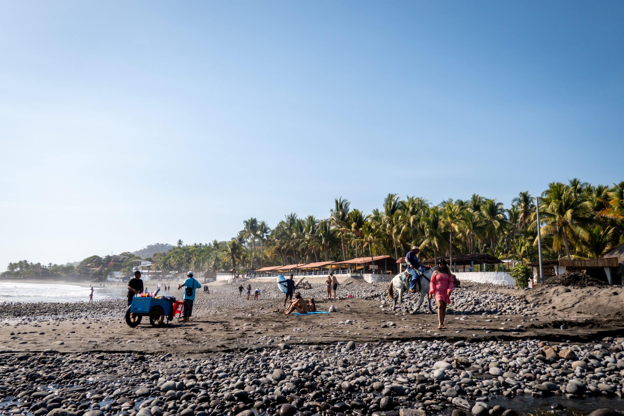 Gens sur la plage en voyage au Salvador