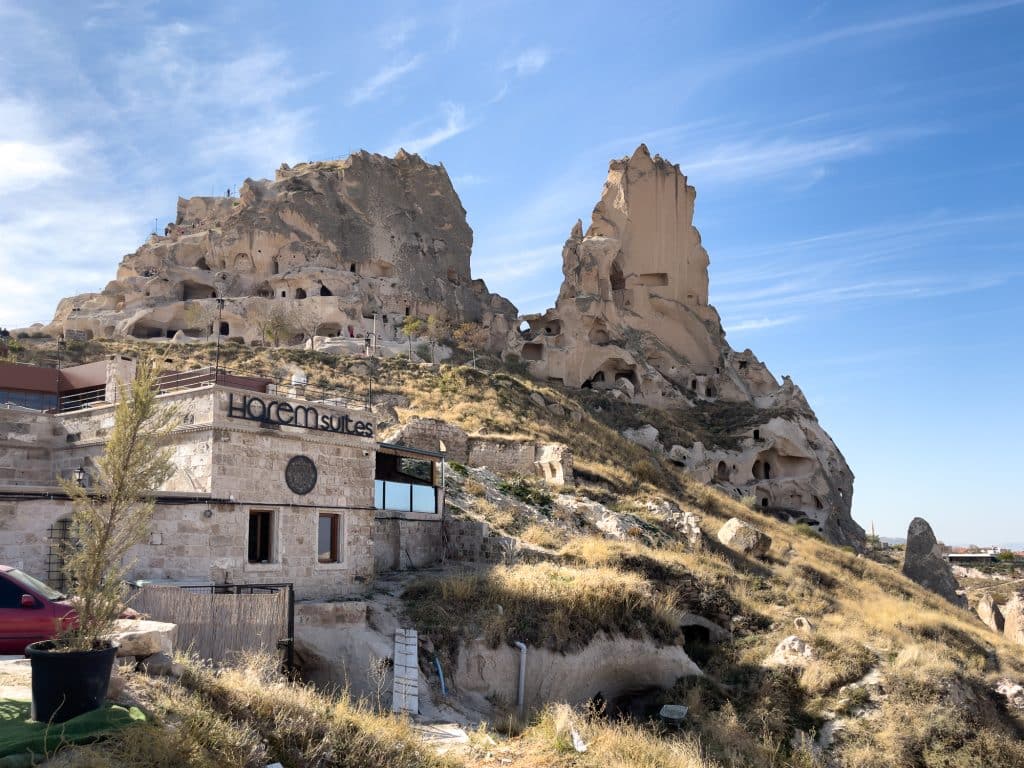 Aux pieds de la forteresse d'Uchisar