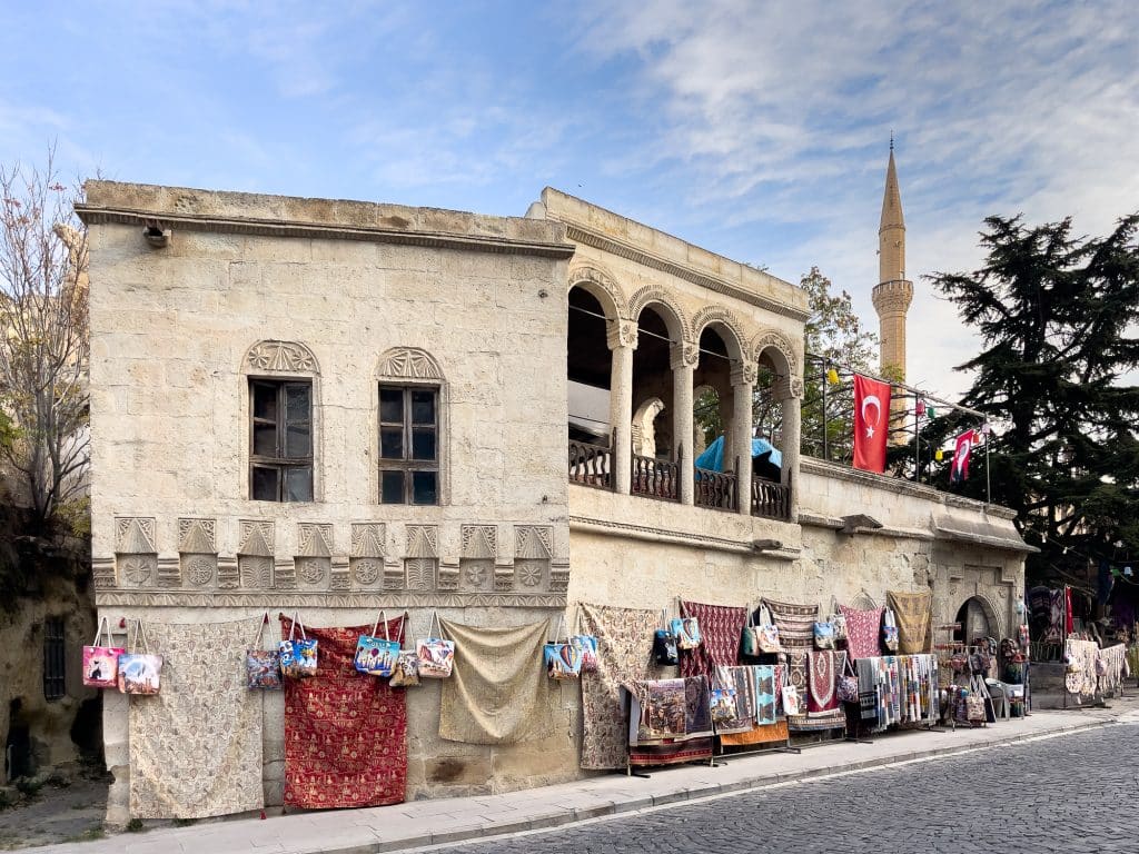 Boutique de tapis contre un immeuble ancestrale de Mustafapasa