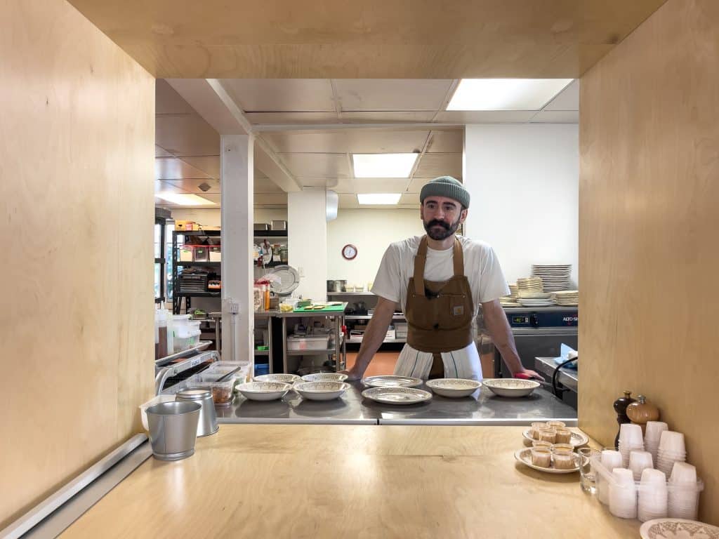 Chef Le Bicois dans la fenêtre