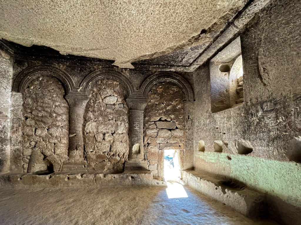 Intérieur de la chapelle des ruines du château de Çavusin