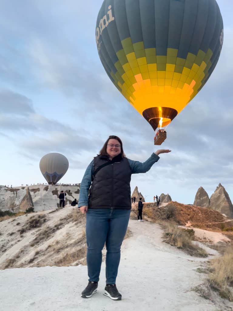 Jennifer avec montgolfières - Cappadoce