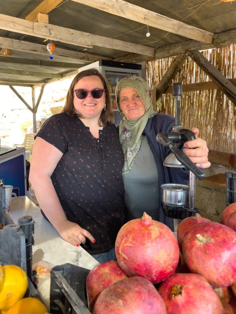 Jennifer avec vendeuse de Çavusin