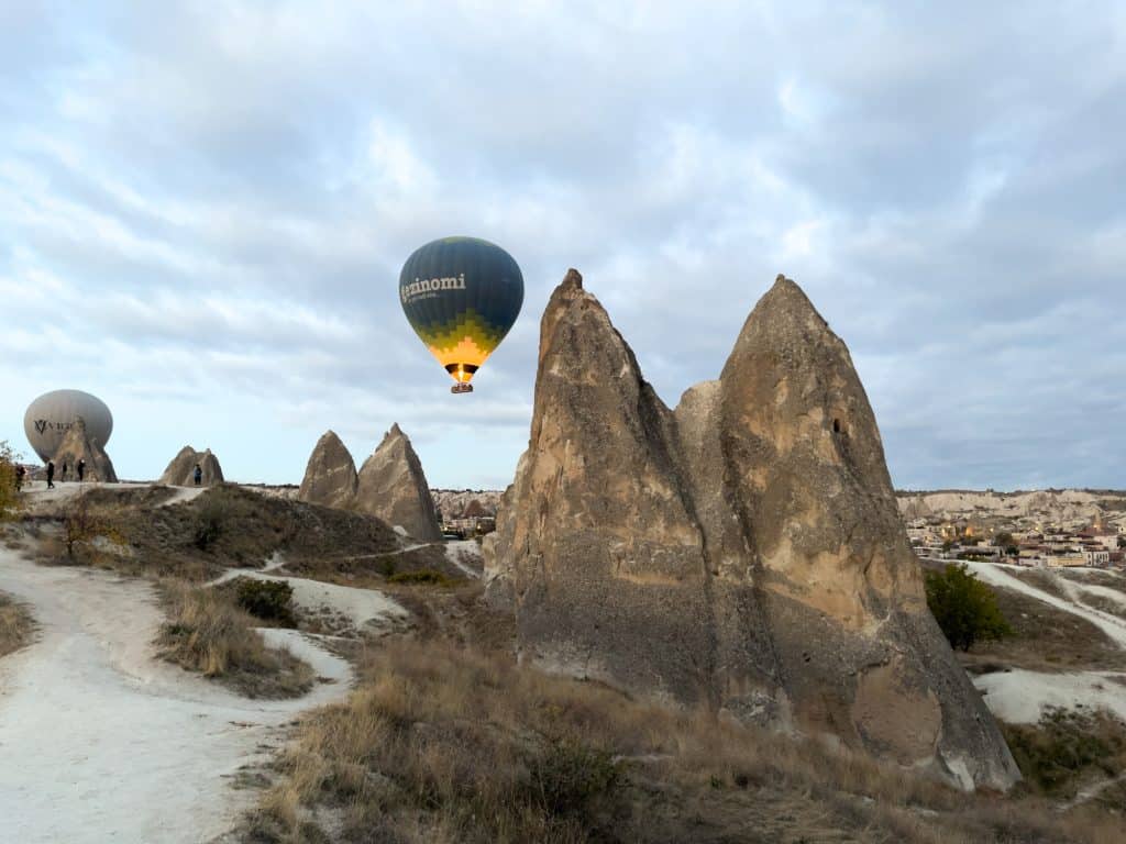 Montgolfière près d'un rocher à Göreme