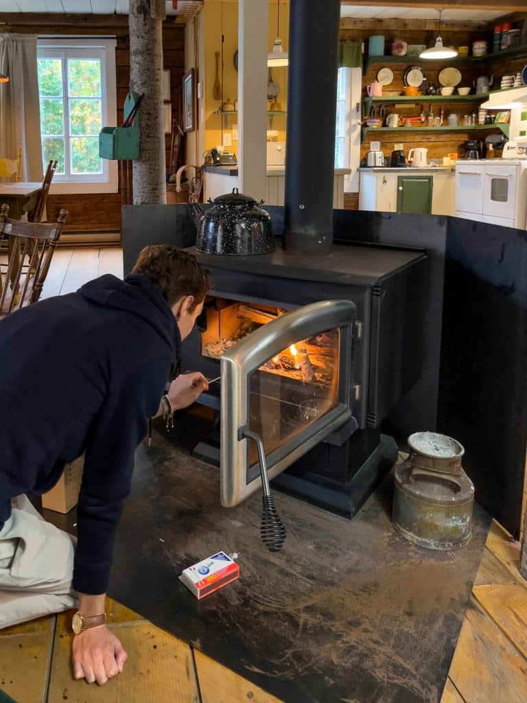 Tommy, Cuisinomane, qui fait du feu dans le foyer