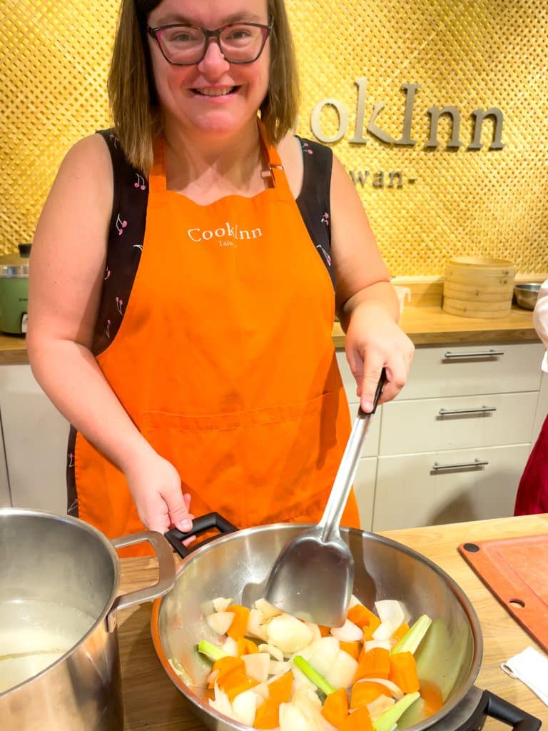 Jennifer Doré Dalals qui prépare les légumes du boeuf