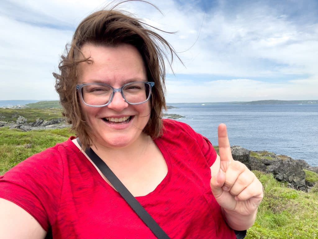 Jennifer avec un iceberg à L'Anse-aux-Meadows