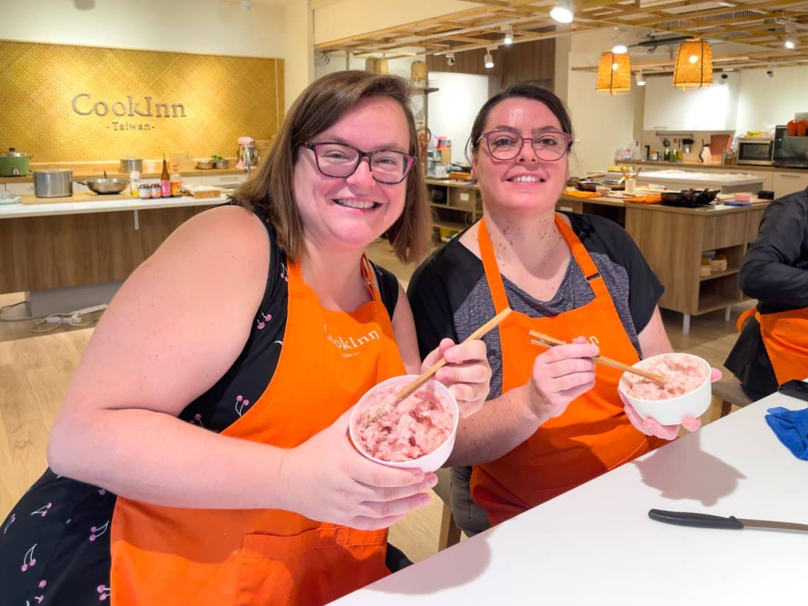 Jennifer et Anne pendant cours de cuisine à Taipei