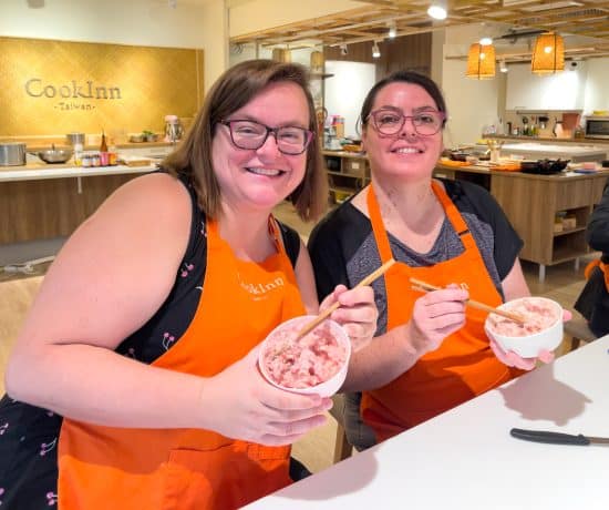 Jennifer et Anne pendant cours de cuisine à Taipei