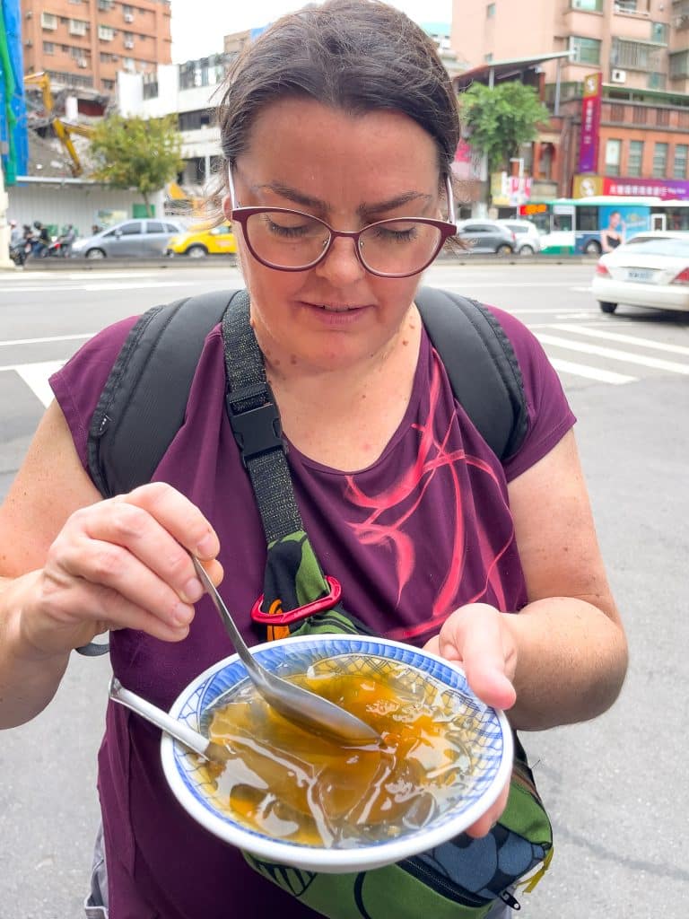 Anne mangeant une soupe QQ avec Taipei Eats