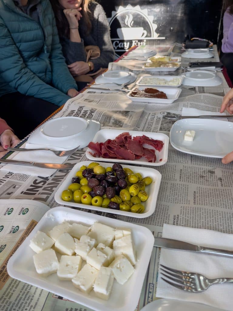 Déjeuner turc - Fromage, olives et viande