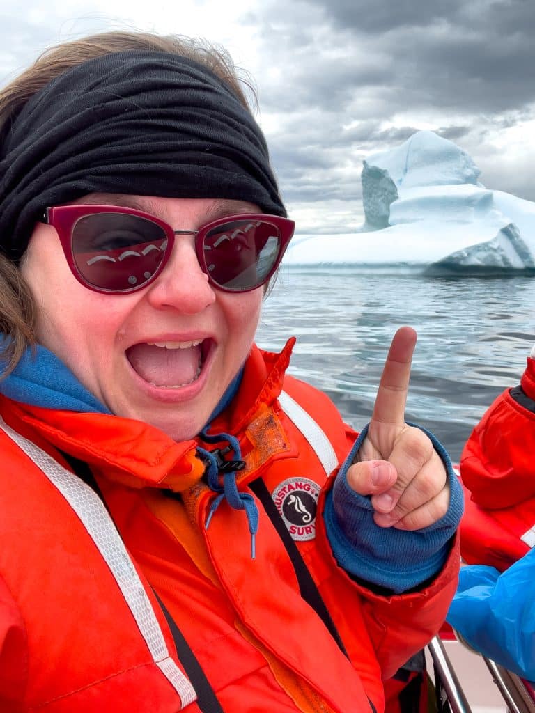 Jennifer devant un iceberg à St. Lunaire-Griquet