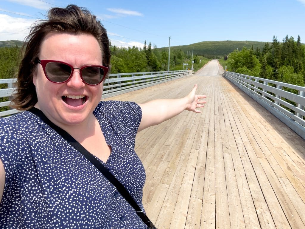 Jennifer Doré Dallas sur le pont de la rivière Pinware sur l'Expédition 51