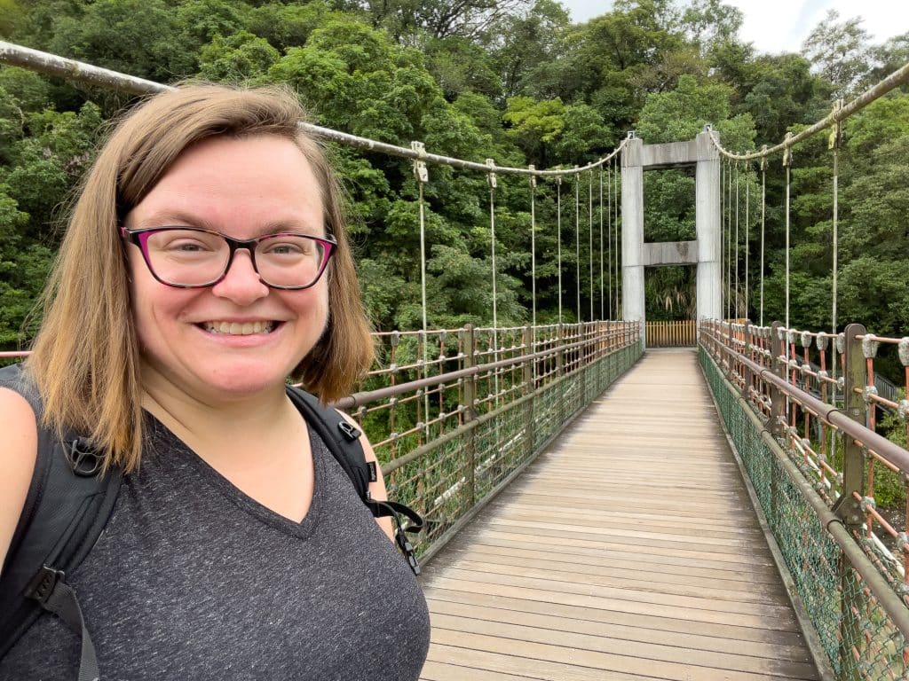 Jennifer sur le pont suspendu de Shifen aux cascades