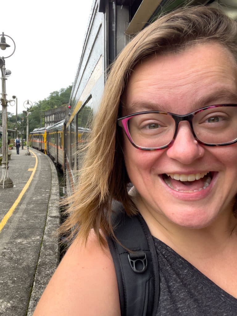 Jennifer en selfie sur le train de la Pingxi Line - Voyage à Taïwan