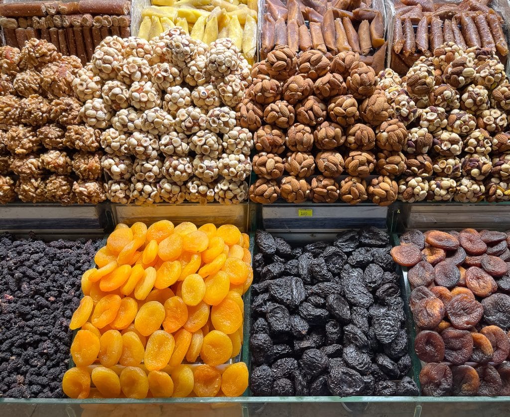 Noix et fruits au marché aux épices