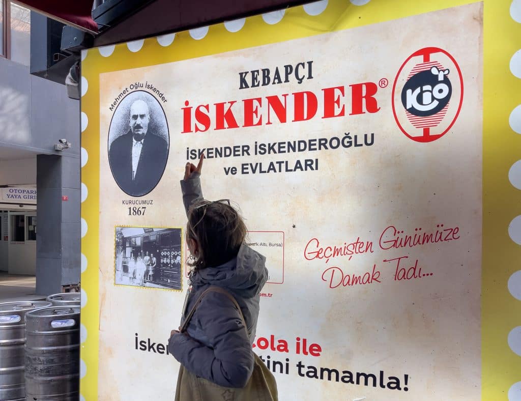 Notre guide devant Iskender Kebap à Kadikoy