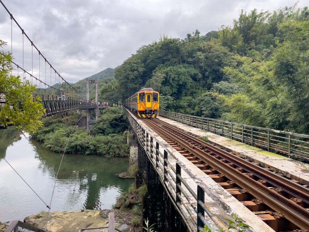 Train de Pingxi Line passant sur le pont de Shifen