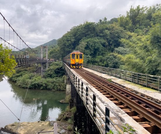 Train de Pingxi Line passant sur le pont de Shifen