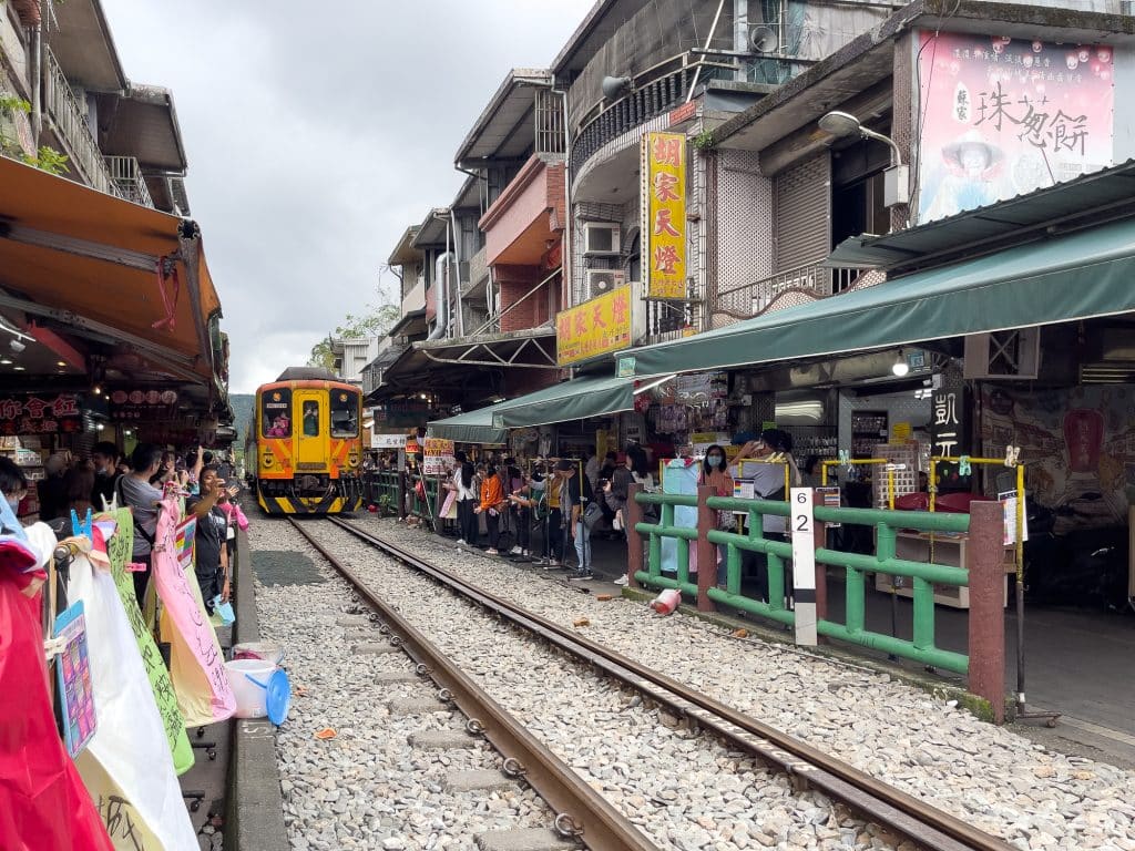 Train qui passe dans Shifen