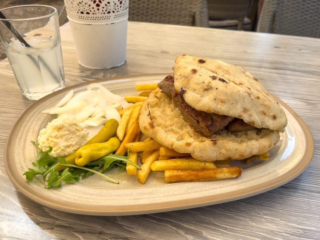 Assiette de cevapi et frites, le plat tradtionnel de Bosnie-Herzégovine