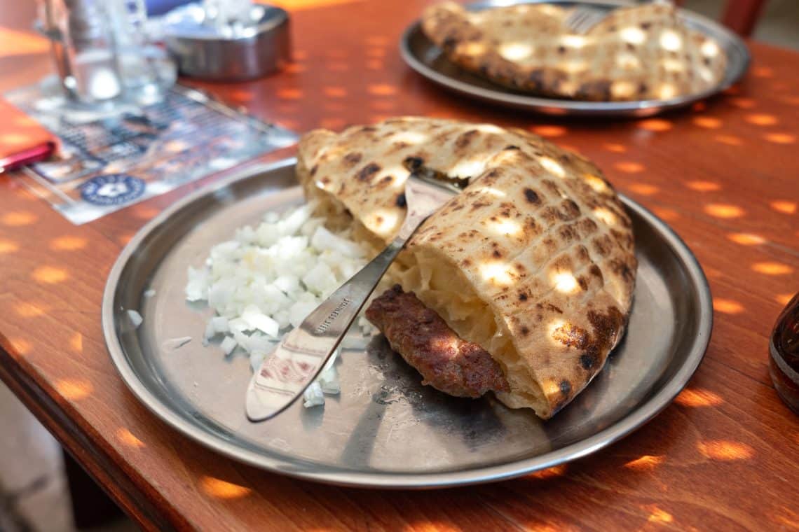 Cevapi, plat incontournable de la cuisine de Bosnie-Herzégovine