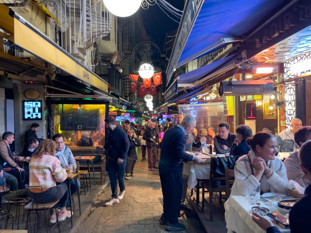 Quartier Nevizade de nuit - Tour guidée culinaire Culinary Backstreets