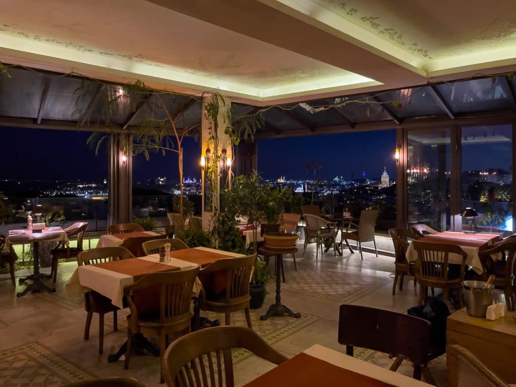 Restaurant de l'Hôtel Corinne -Belle vue sur Istanbul la nuit avec Culinary Backstreets