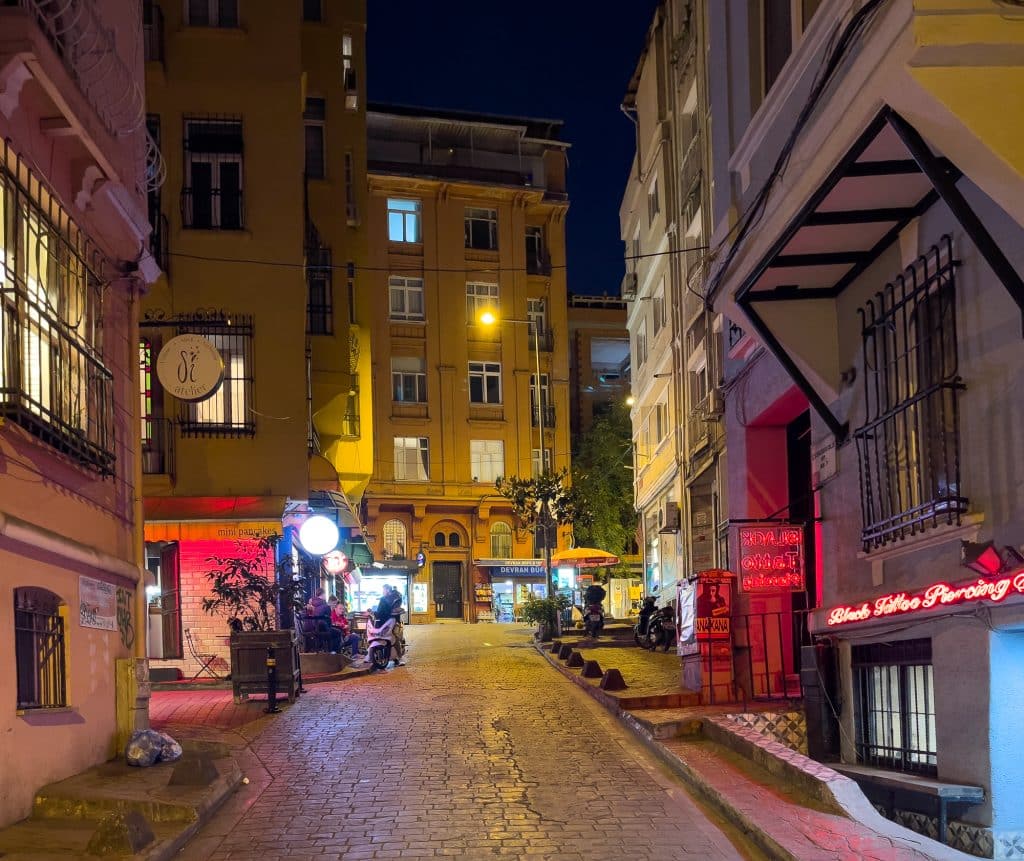 Rue du quartier Cihangir à Istanbul